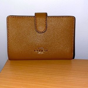 Coach Wallet Leather Medium Corner Zip in Light Saddle